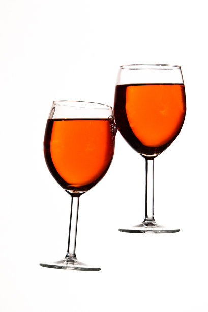 酒杯里的红酒配上白色的背景图片下载