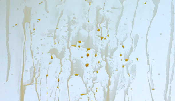 咖啡滴在蓝色的表面图片下载