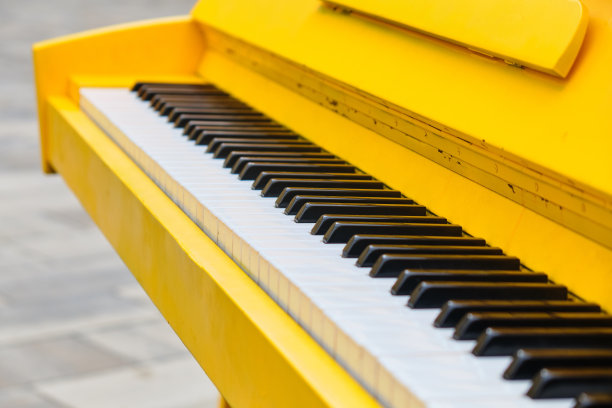 街边经典的黄色钢琴。图片下载