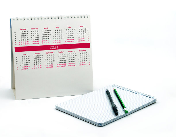 钢笔和铅笔，白色背景的记事本，记事本和2021年日历图片下载