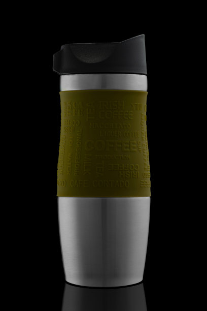 金属热杯隔离在黑色背景。图片下载