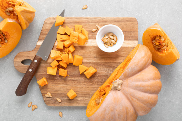 新鲜的生南瓜片放在木板上，从上往下看图片下载