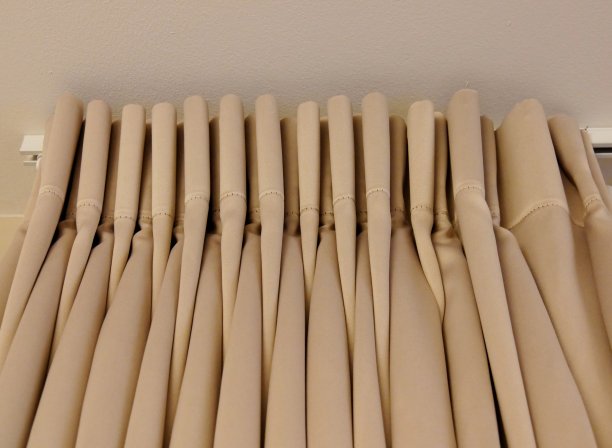 下面有褶皱的窗帘图片下载