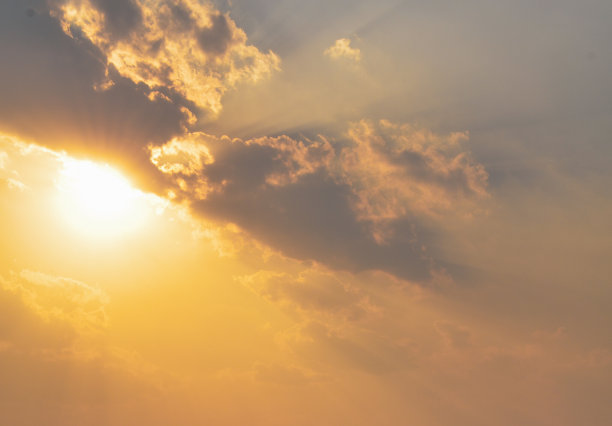 美丽的天空，云彩和日落前温暖的光太阳。。图片下载