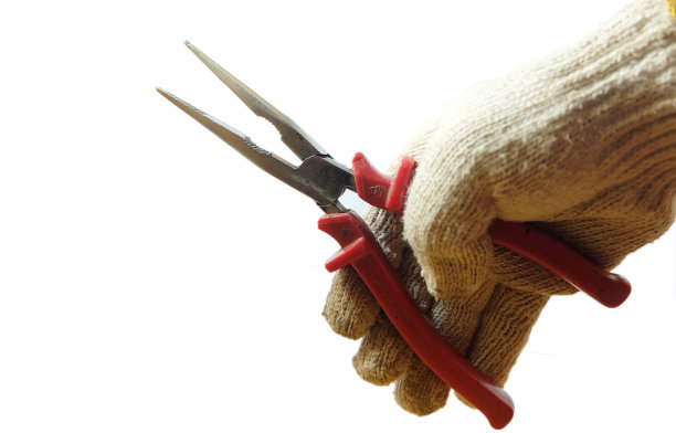 钳子和手与孤立的白色背景。Di剪钳。图片下载