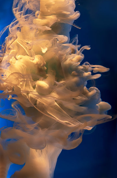 水中的丙烯酸颜料。墨水污点。抽象的背景。图片下载