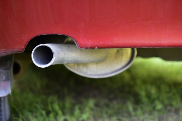 带有红色保险杠的汽车的黑色排气管图片下载