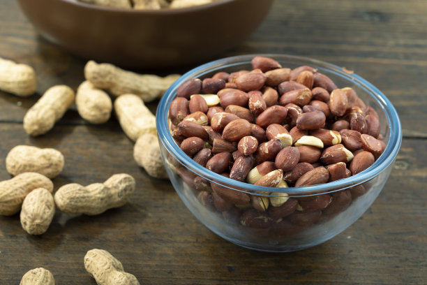 把花生削皮放在玻璃碗里图片下载