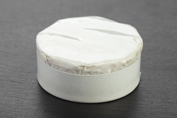 黑色背景上的卡门贝尔奶酪圈。图片下载