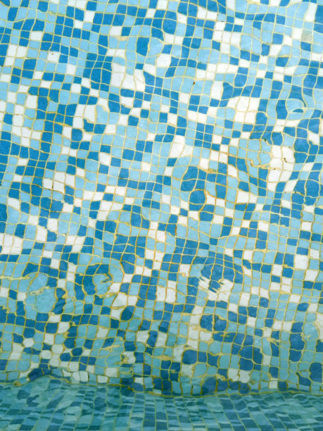 蓝色瓷砖背景-游泳池的底部图片下载