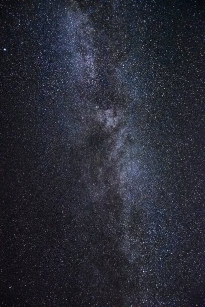 清澈的夜空中有银河和大量的星星。图片下载