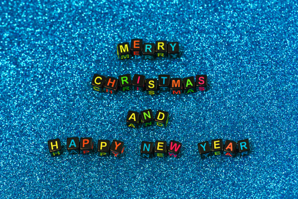 新年，圣诞文字在闪亮的蓝色背景。圣诞快乐，新年快乐，贺卡，相框，横幅。寒假圣诞概念图片下载