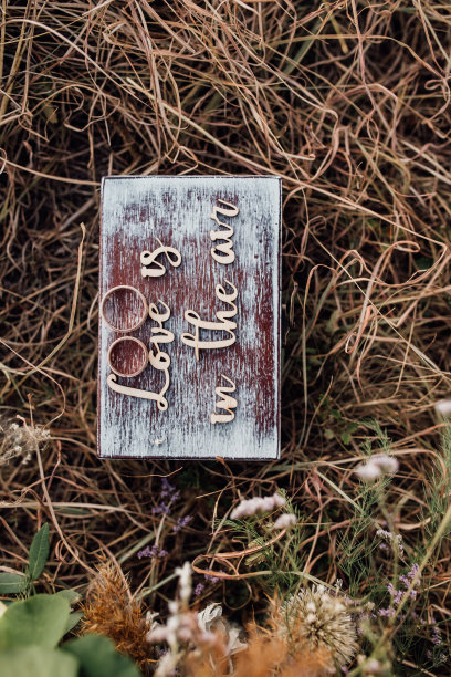 的婚礼。装饰。新娘的花束，美丽的婚礼花束，新娘的饰品。草背景，俯视图图片下载