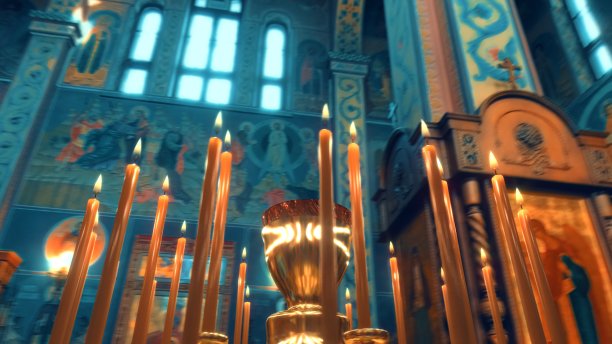 教堂烛台上的蜡烛图片下载