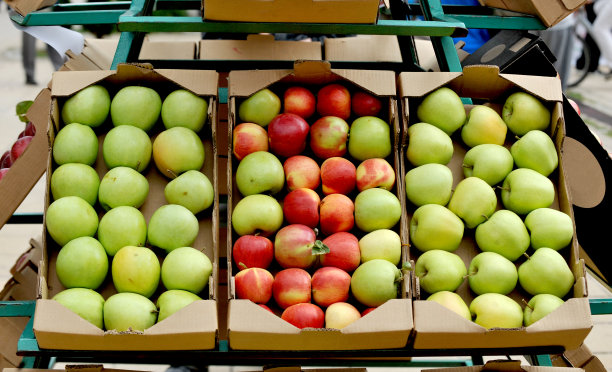 成熟的苹果在农贸市场上出售图片下载