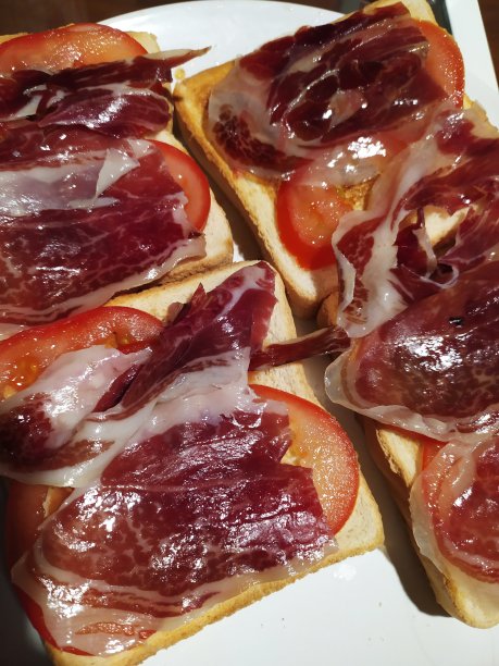 果酱和番茄吐司图片下载