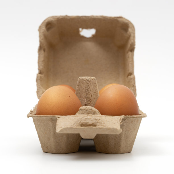 打开鸡蛋盒，背景为黄色，颜色为棕色图片下载