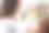 年轻女子穿着圆点t恤，端着一杯白色的茶或咖啡站在阳台上。乡村的早晨。放松的概念。图片下载