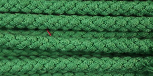 在面料市场上发现的不同颜色的布料和织物样品的详细近距离查看图片下载