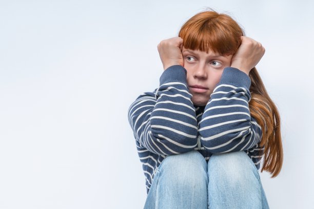 吓得举起双手的女人图片下载