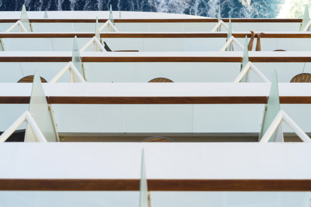 游艇后部的阳台，海面上有尾流或踪迹的甲板图片下载