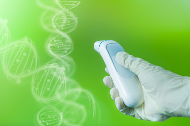 手持式非接触红外温度计检测发烧在绿色图片下载