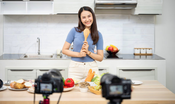亚洲美食博客女孩，年轻的亚洲女性健康美食博客一边聊天一边录制快乐时刻的视频，视频博客概念，女性和科技交流，在家工作图片下载