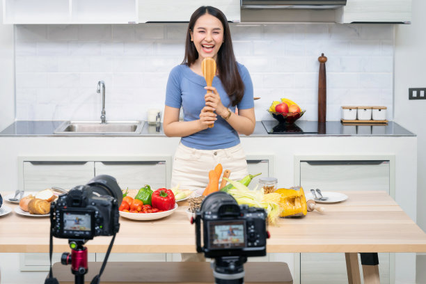 亚洲美食博客女孩，年轻的亚洲女性健康美食博客一边聊天一边录制快乐时刻的视频，视频博客概念，女性和科技交流，在家工作图片下载