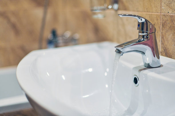 浴室内部的水龙头。图片下载