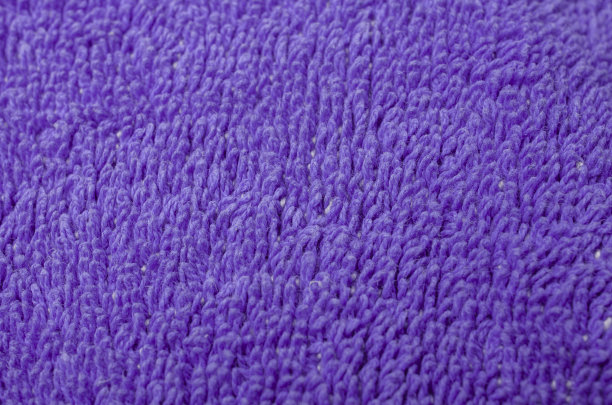 紫外线毛巾纹理背景。紫罗兰毛巾布质地图片下载