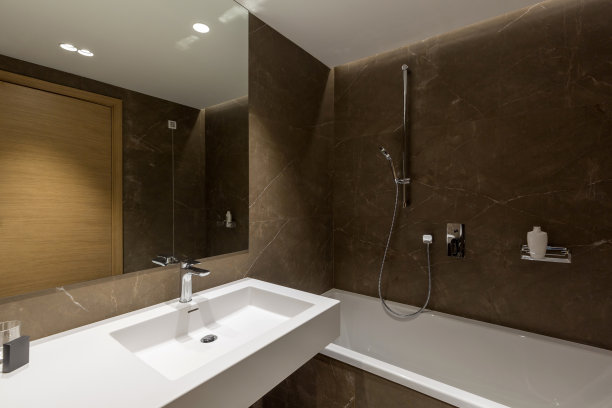 带有浴缸的酒店浴室内部图片下载