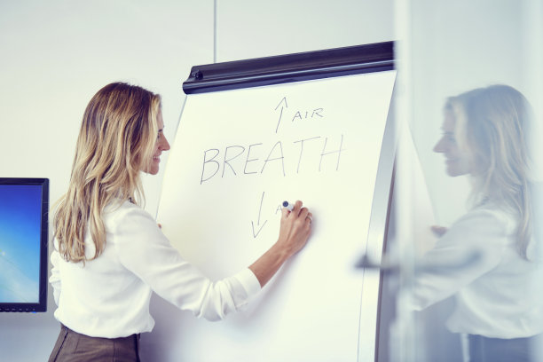 办公室里自信的商业女性图片下载