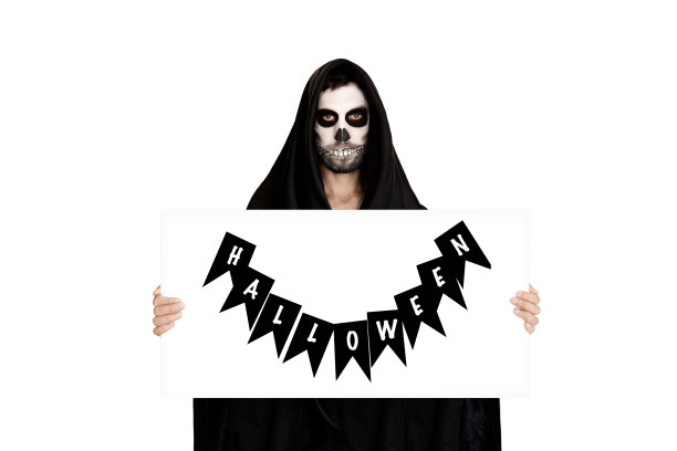万圣节化妆的男人。他手里拿着一张白纸。上面刻着“万圣节”的字样。图片下载