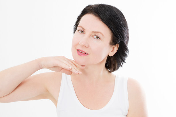 美丽的中年女人的脸肖像。水疗和抗衰老概念隔离在白色背景。整形手术和胶原蛋白脸部注射。皱纹和更年期。模拟。本空间图片下载