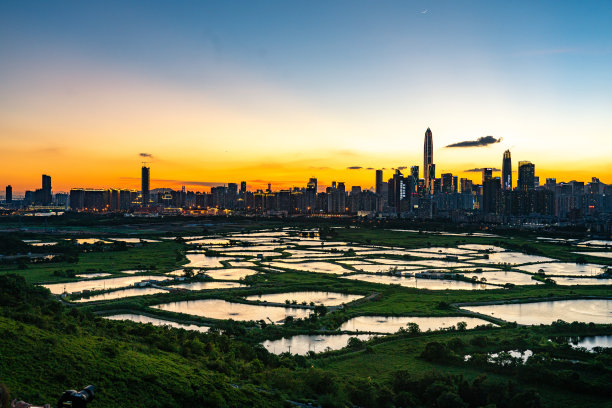 香港的养鱼场和城市景观在日出图片下载