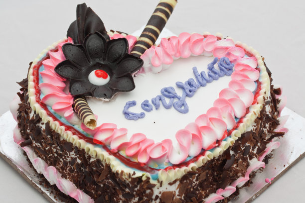 特写蛋糕顶部装饰与文字祝贺图片下载