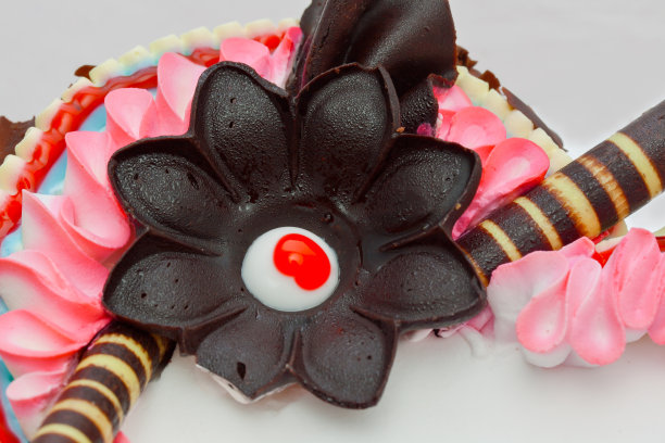 蛋糕顶部装饰的特写用水凝成图片下载