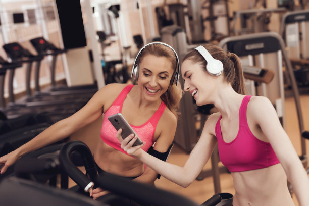 那女孩在电话里给妈妈看东西。图片下载