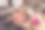 那女孩在电话里给妈妈看东西。图片下载