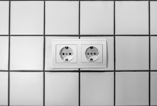 白色双插座安装在白色墙壁上图片下载