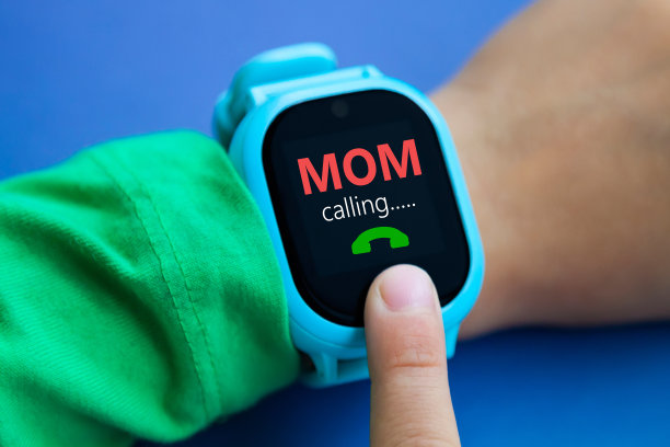 可穿戴儿童智能手表打电话给妈妈和位置跟踪与触摸屏和语音服务，蓝色电子设备与橡胶腕带的儿童图片下载