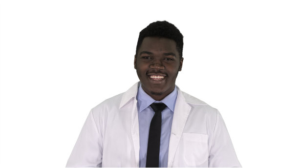 美国黑人医生在白人背景下对着摄像机说话图片下载