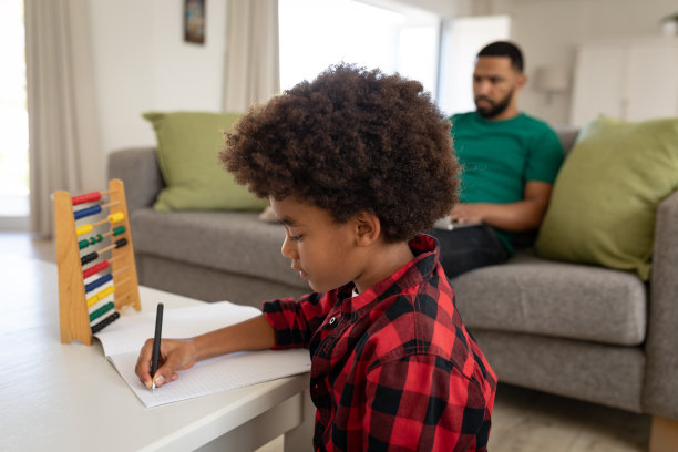 男孩在家里做作业图片下载