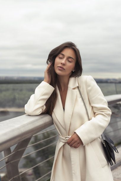 夏天在阴天散步图片下载