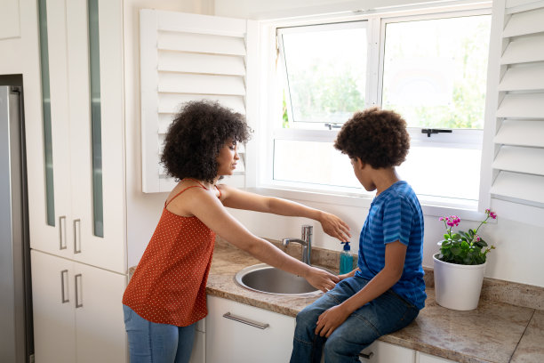 母亲在家帮儿子洗手图片下载