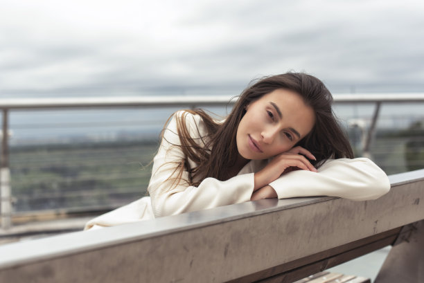 夏天在阴天散步图片下载