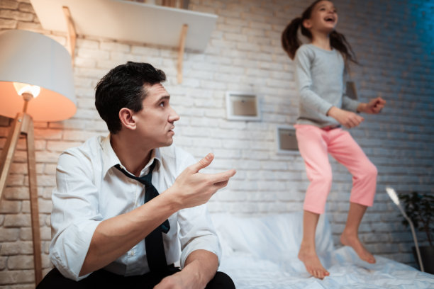 男人厌倦了女儿在家的不服从。图片下载