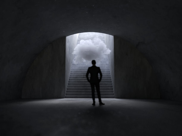 一个人从黑暗的隧道里出来图片下载