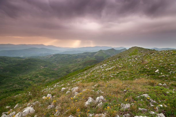 美丽的颜色在syk上面的岩石，绿色的山峰图片下载