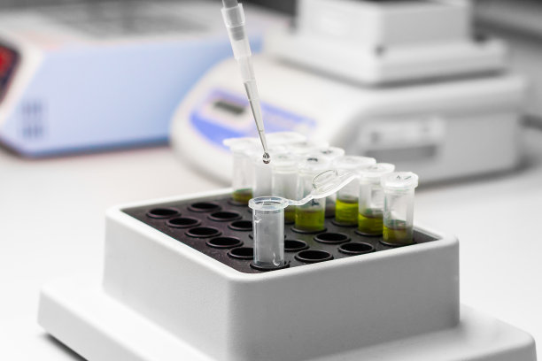 放入恒温摇床的微管中的绿色物质，生化实验室中的DNA实验图片下载